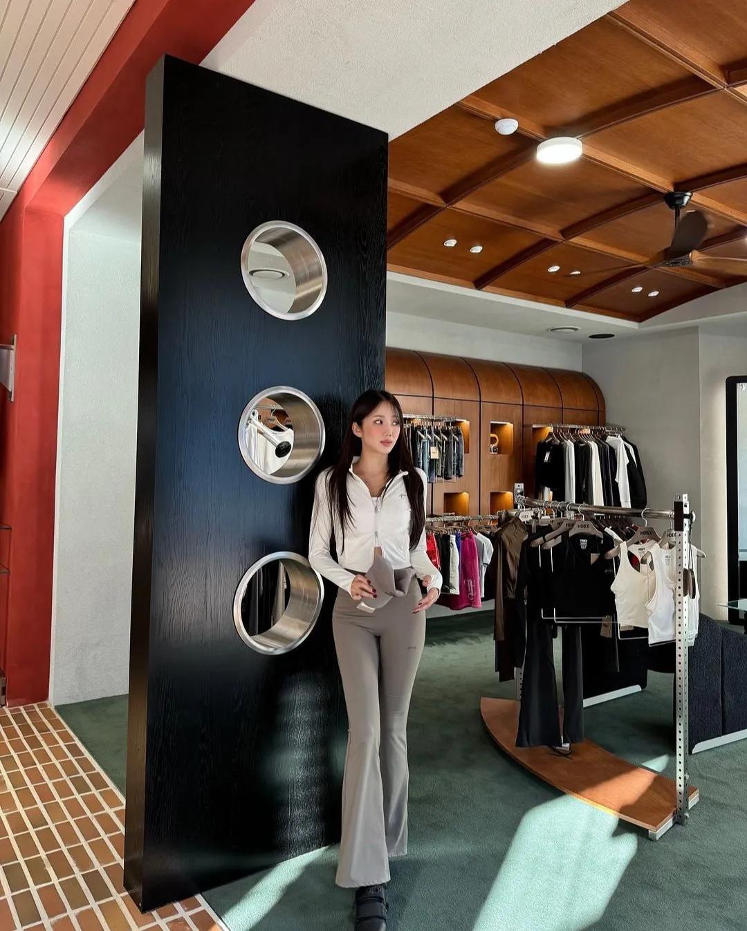 #什么样的女生才能称得上美女?# 衣影漫步时尚间
光影交织梦无边