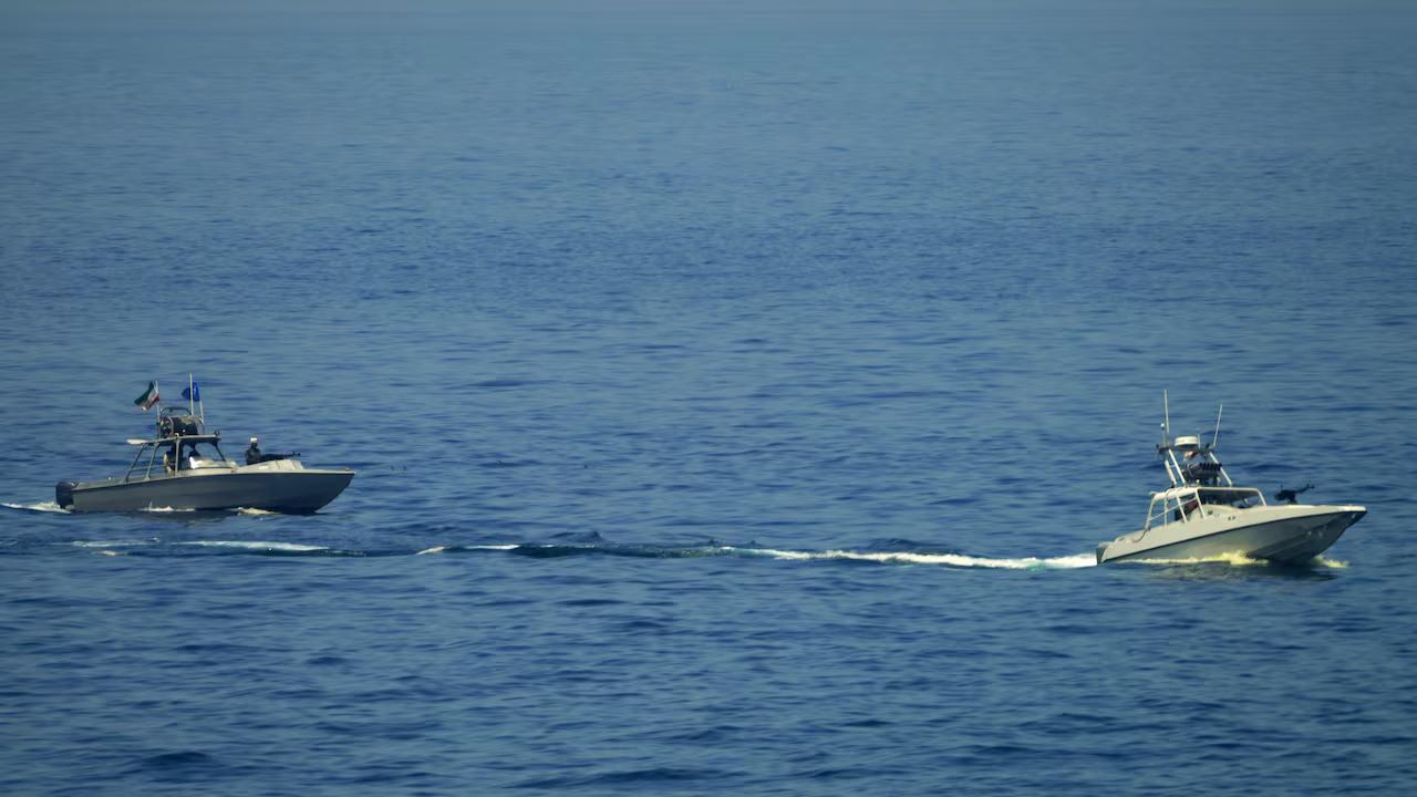 据半岛电视台等媒体深度报道，阿曼海平滑如镜的水面下，正涌动着足以掀起地缘海啸的剧