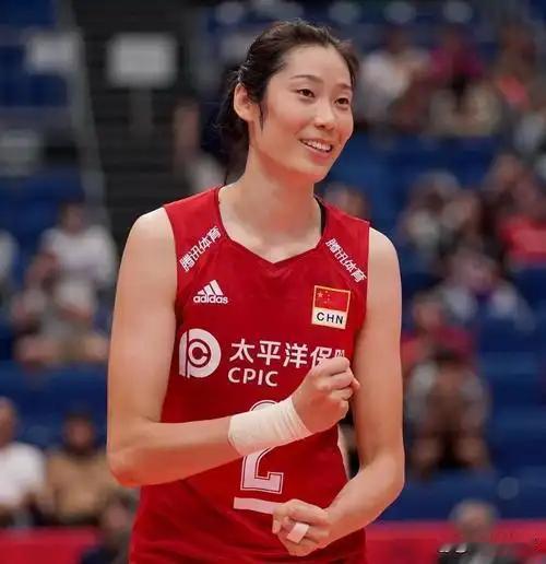 女排决赛输泰国，替补接应唐欣全场0分7失误成了靶子。骂她有用吗？如果朱婷在场，何