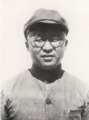 1950年春，山东无棣县看守所的潮湿号子里，64岁的牛宝正蜷缩在草席上，因为曾在