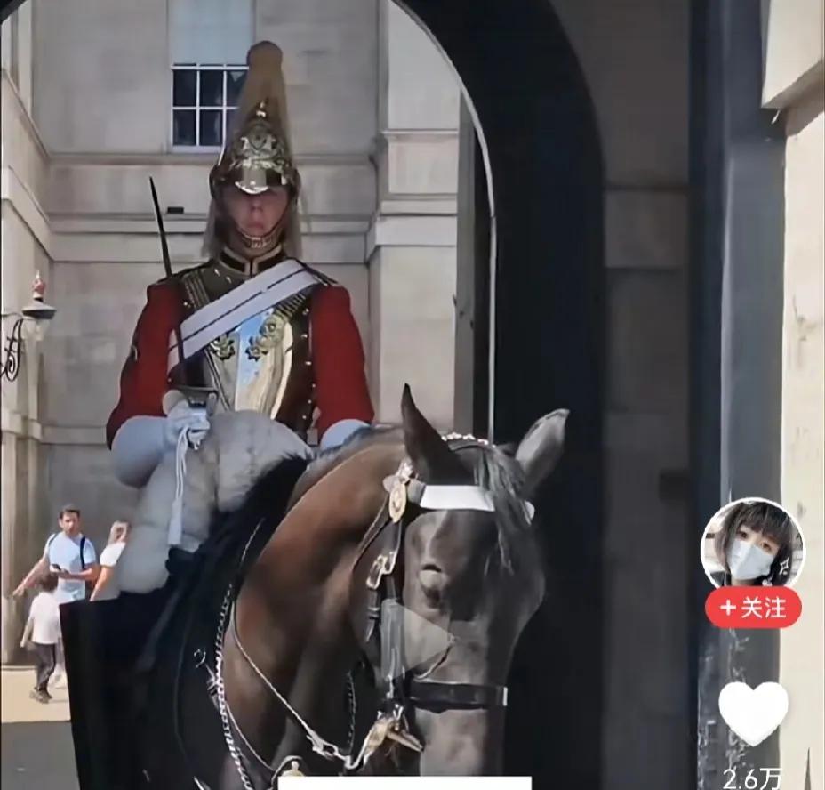 英国都宣布破产了，骑个破马有啥得瑟的，真的想拍照，回来到内蒙古买一匹马，也花不了