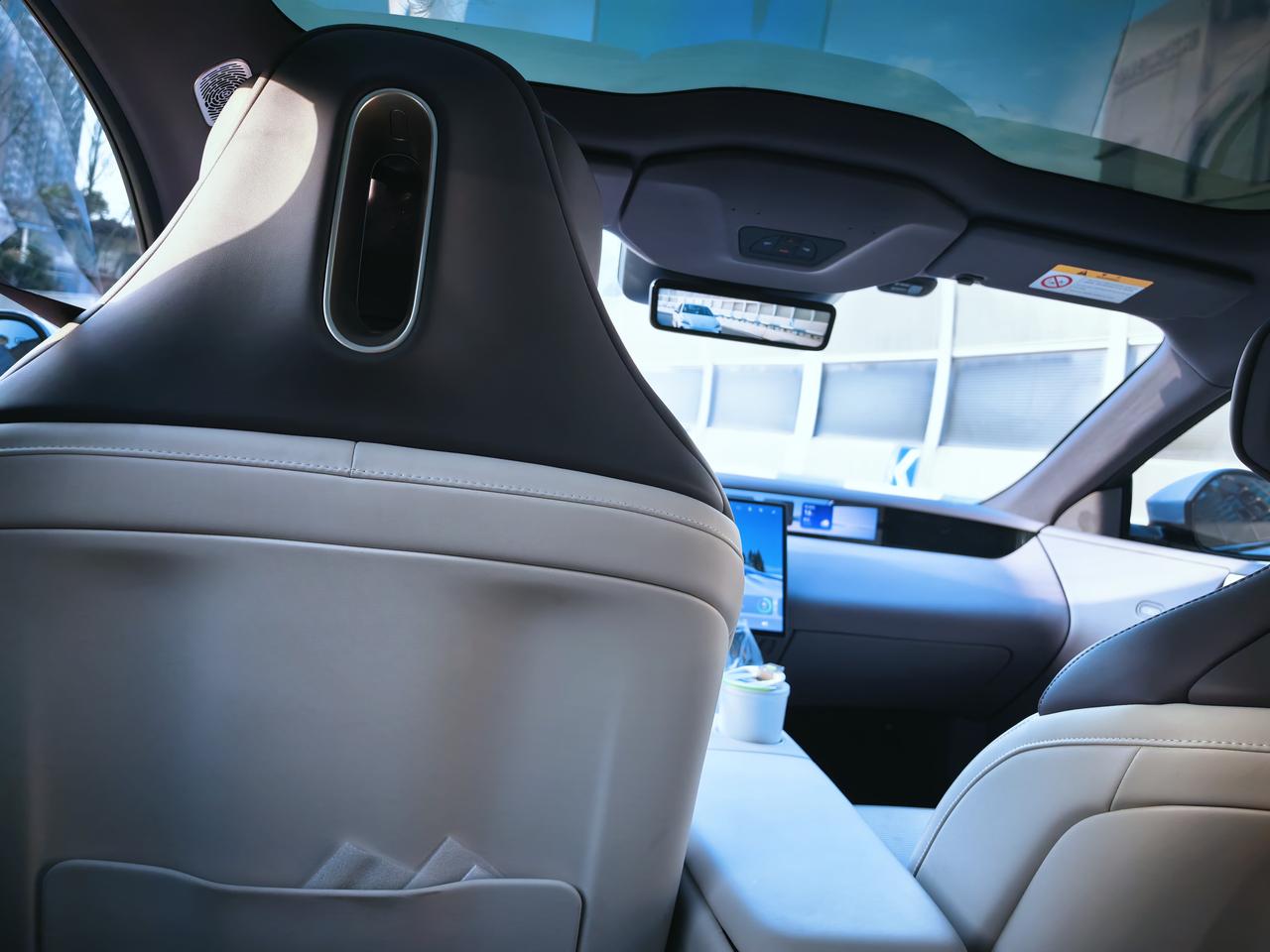 有没有像我这样同款的？
女儿在试新车的时候
我坐在后排
系上安全带
大气不敢出