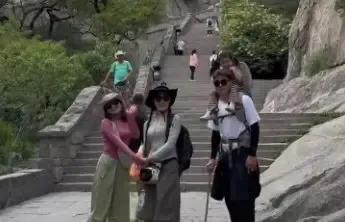 大学生兼职“泰山陪爬”
最近，山东泰安流行大学生兼职泰山“陪爬”。这个行业的出现