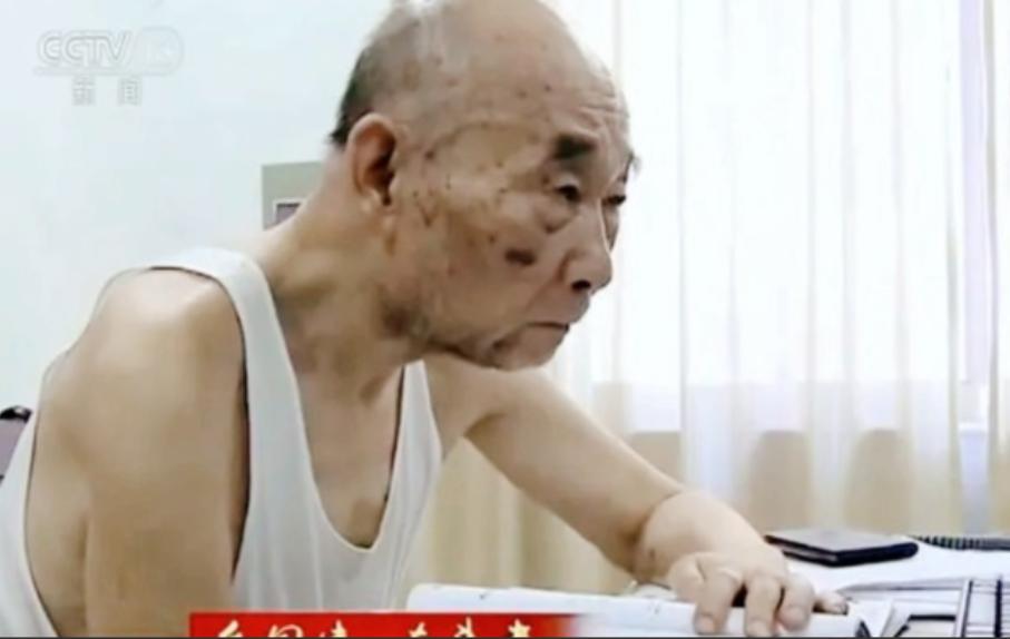 “中国导弹打的如此精准，全靠这位身穿5块钱背心的老人！”徒手造出值上亿装备的老人