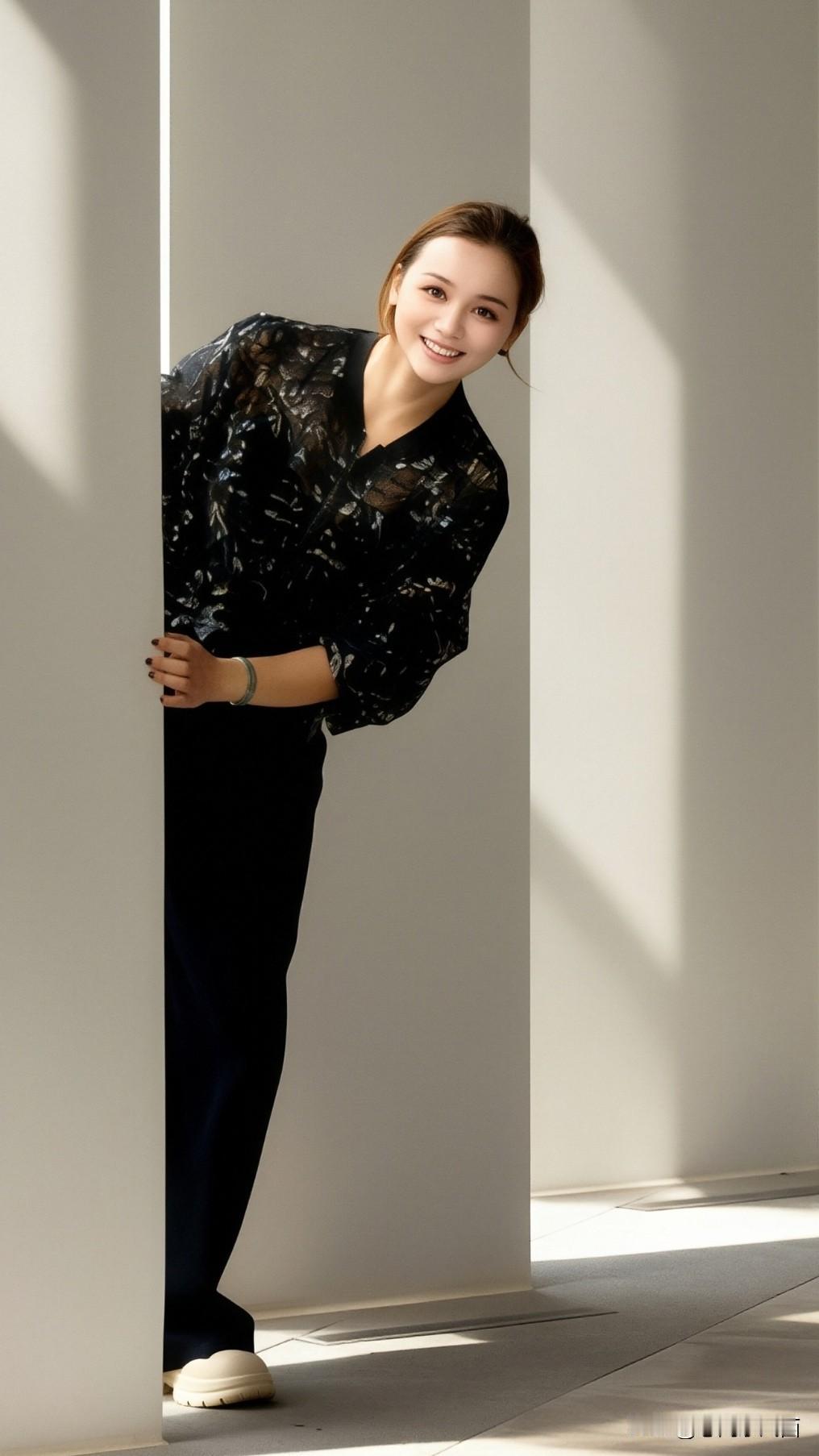 光影里的温柔瞬间
   光影错落的极简空间里，她从柱后探身而出，笑意盈盈撞入镜头