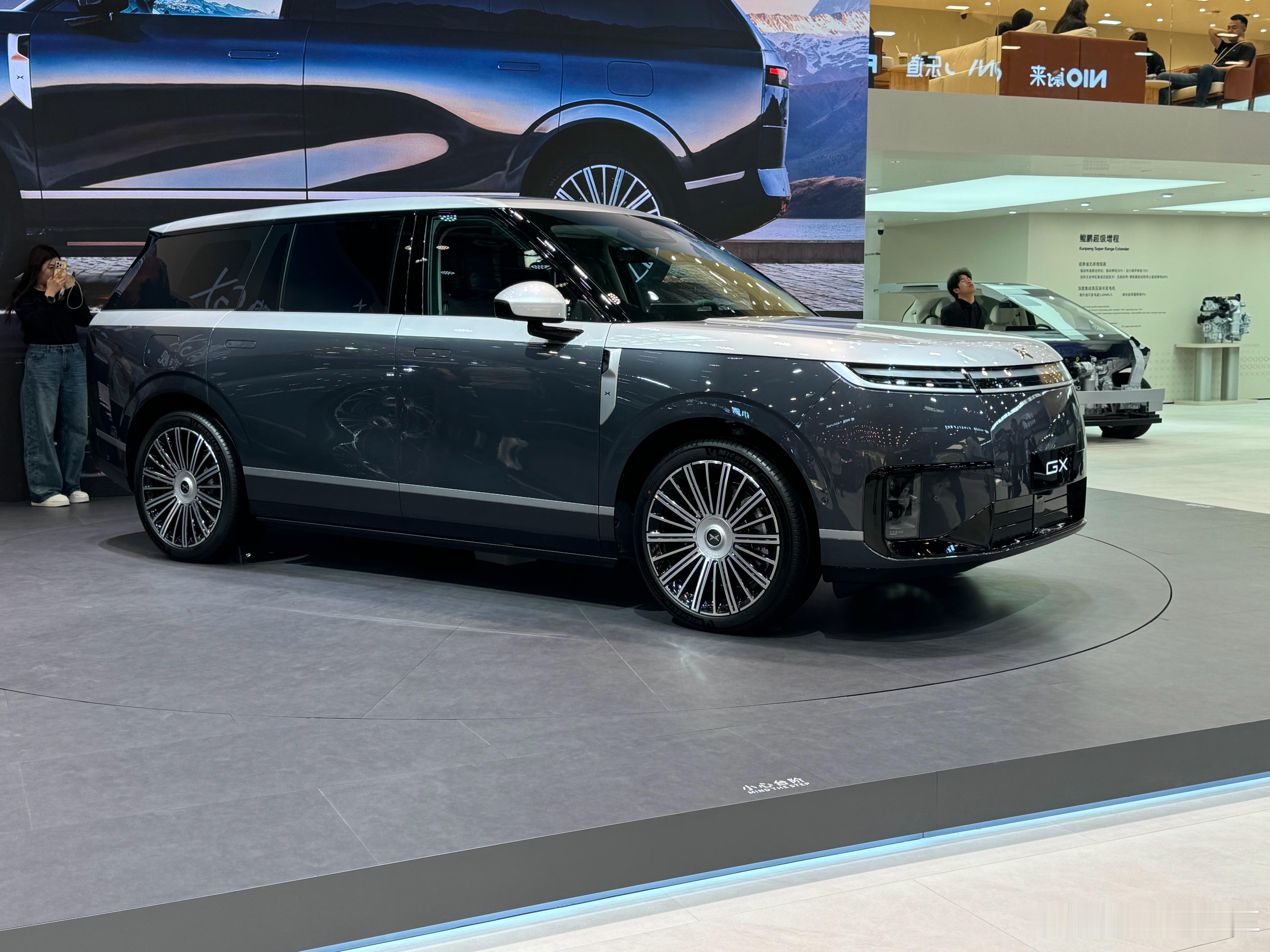 小鹏GX「昆仑云境」双拼配色。2026北京车展