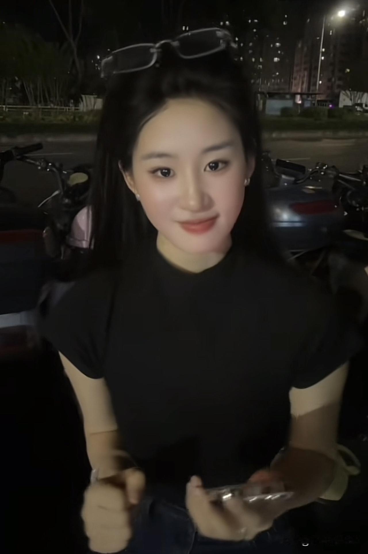 这名23岁的赣州女孩，长得太像刘亦菲，还给自己取名叫刘一菲，几个作品涨粉30多万