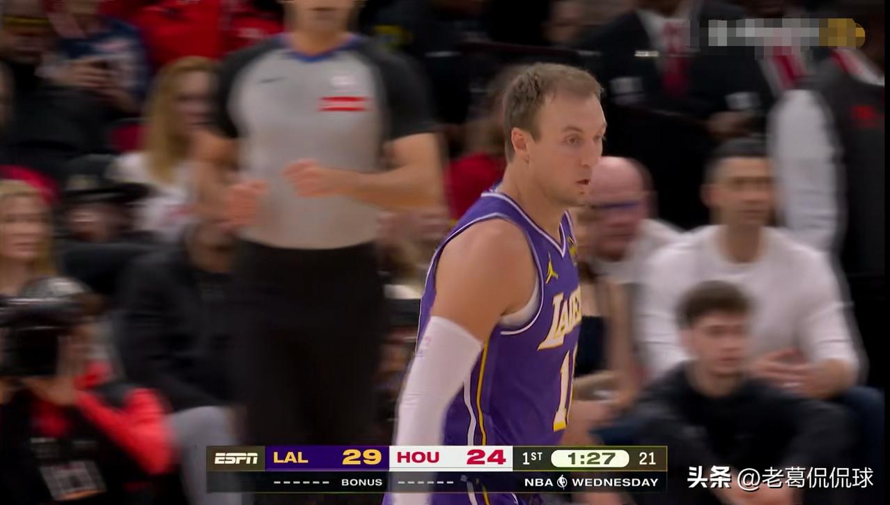 湖人神射手肯纳德终于回归正常了！在今天湖人客场以124：116战胜火箭的比赛中，