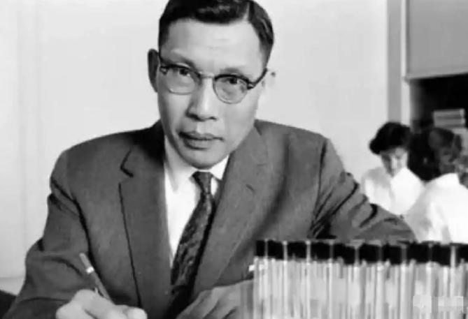1950年春，北大一位教授悄悄把家里米缸加满了米，装出一副还要回来的样子。然后留
