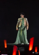 孙楠演唱会唱藏海传主题曲《是我》这首歌就适合孙楠这种嗓子，大气又深情。 ​​​
