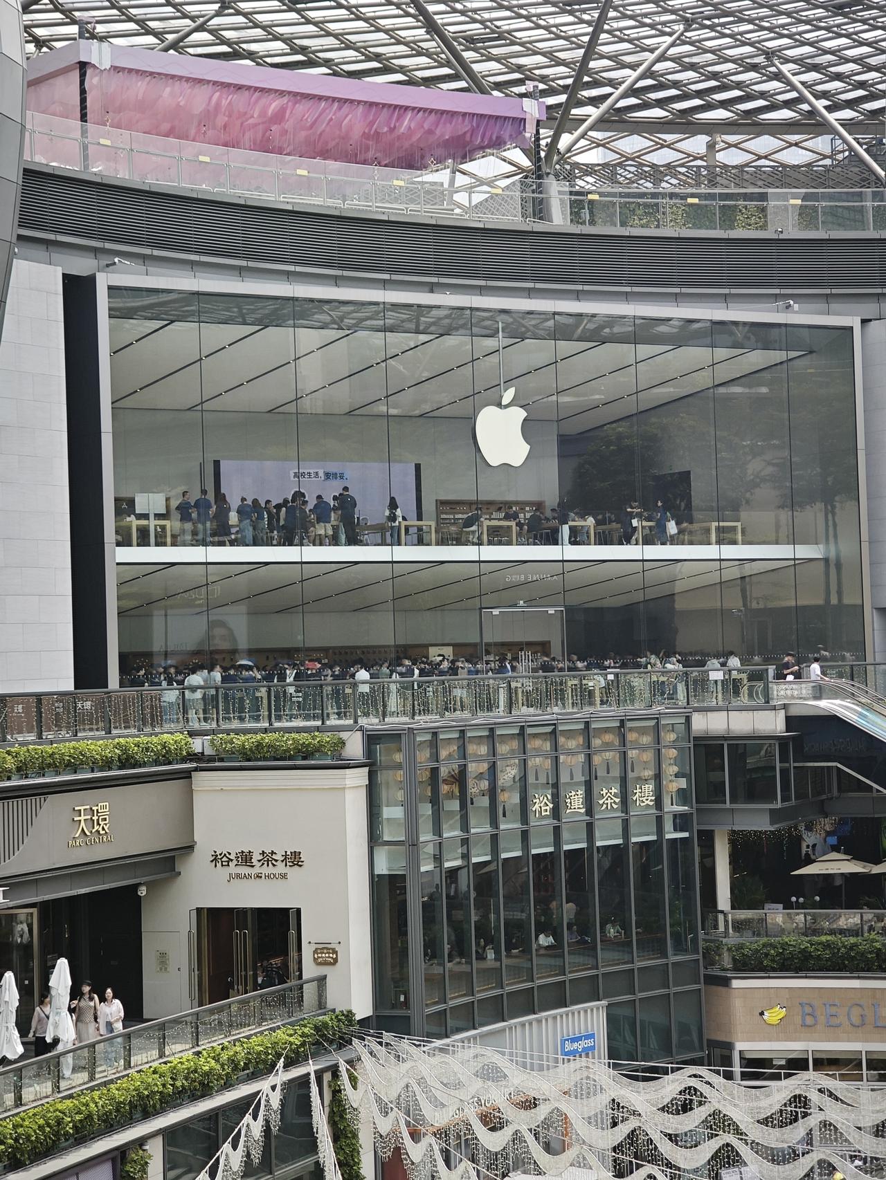 iPhone18火爆开售，全线机型快速断货。A20芯片搭配可变光圈，新机订单激增