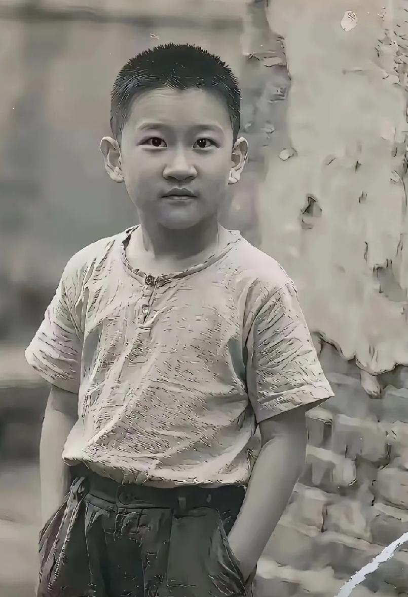 你能从这张童年照里面，一眼认出他是哪位大咖吗？

50岁跟童年共同一张脸，也只有