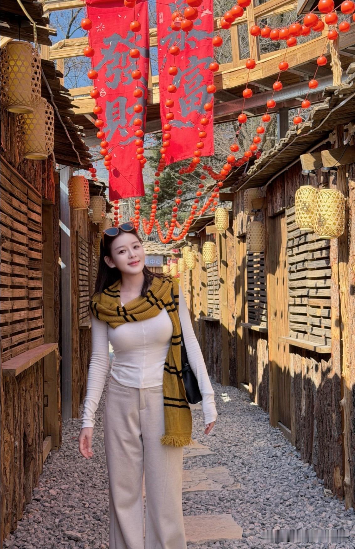 其实幸福真跟钱、地位没那么大关系。很多人有钱了照样焦虑，啥都有了还是不开心。
 