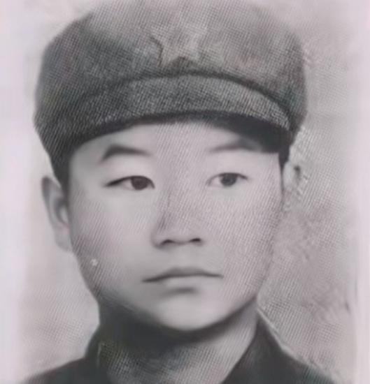 翻开1979年对越自卫还击战的授勋名册，有一栏写着"于建军"三个字，出生年份19
