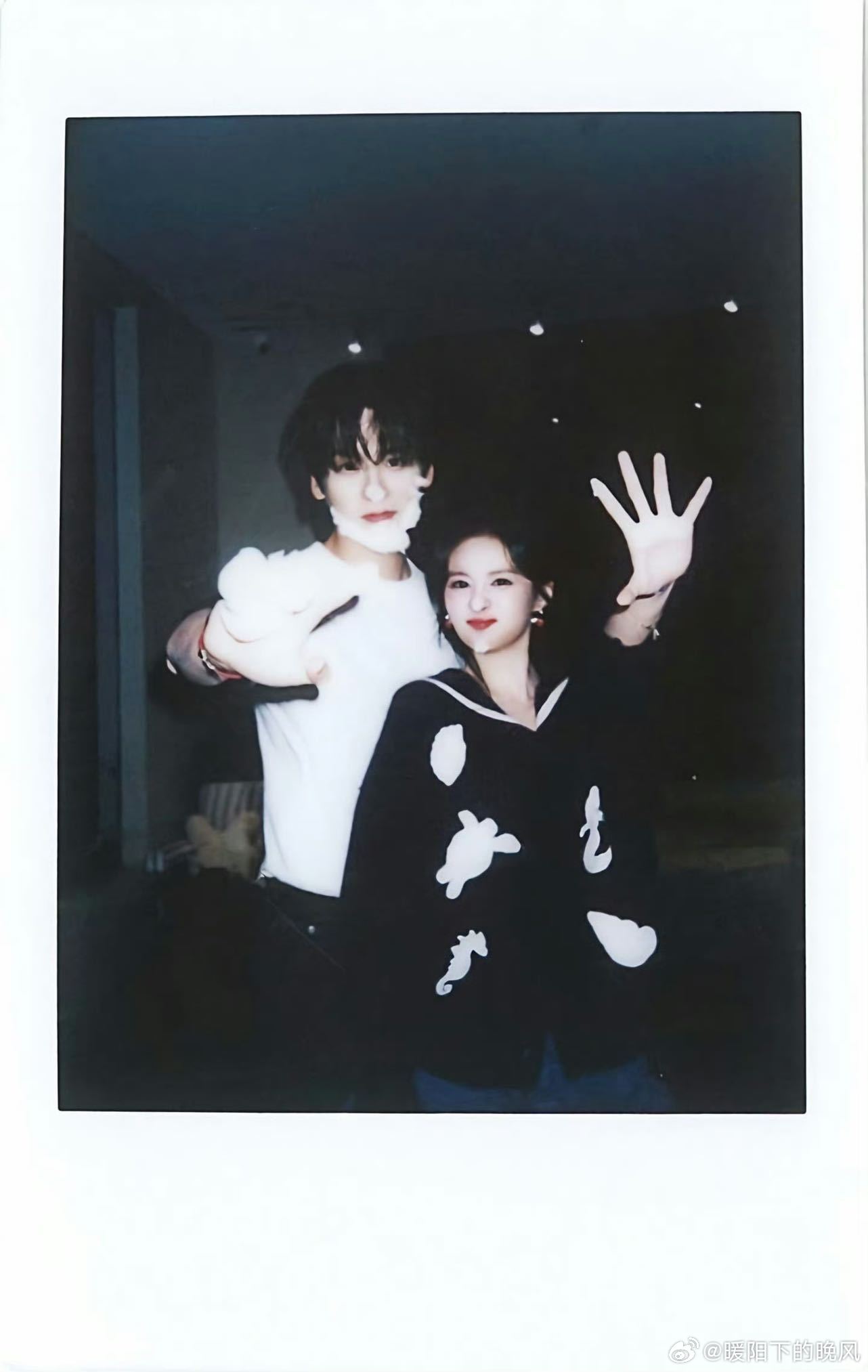 魏哲鸣现偶直播解衬衫 🥰家人们谁懂啊！魏哲鸣直播解衬衫，那画面太欲，直接让我沦