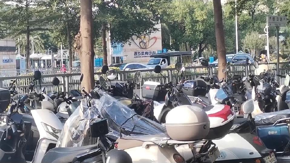 深圳交通工具中最高频的两个提示语
       在深圳，乘坐交通工具时，最常听到