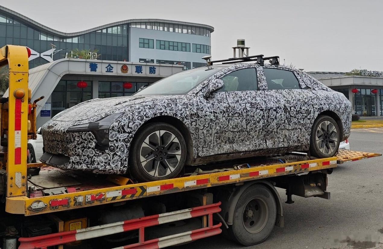 网传小鹏×滴滴合作的紧凑型车伪装照，它将被用作Robotaxi投入出行市场。有消