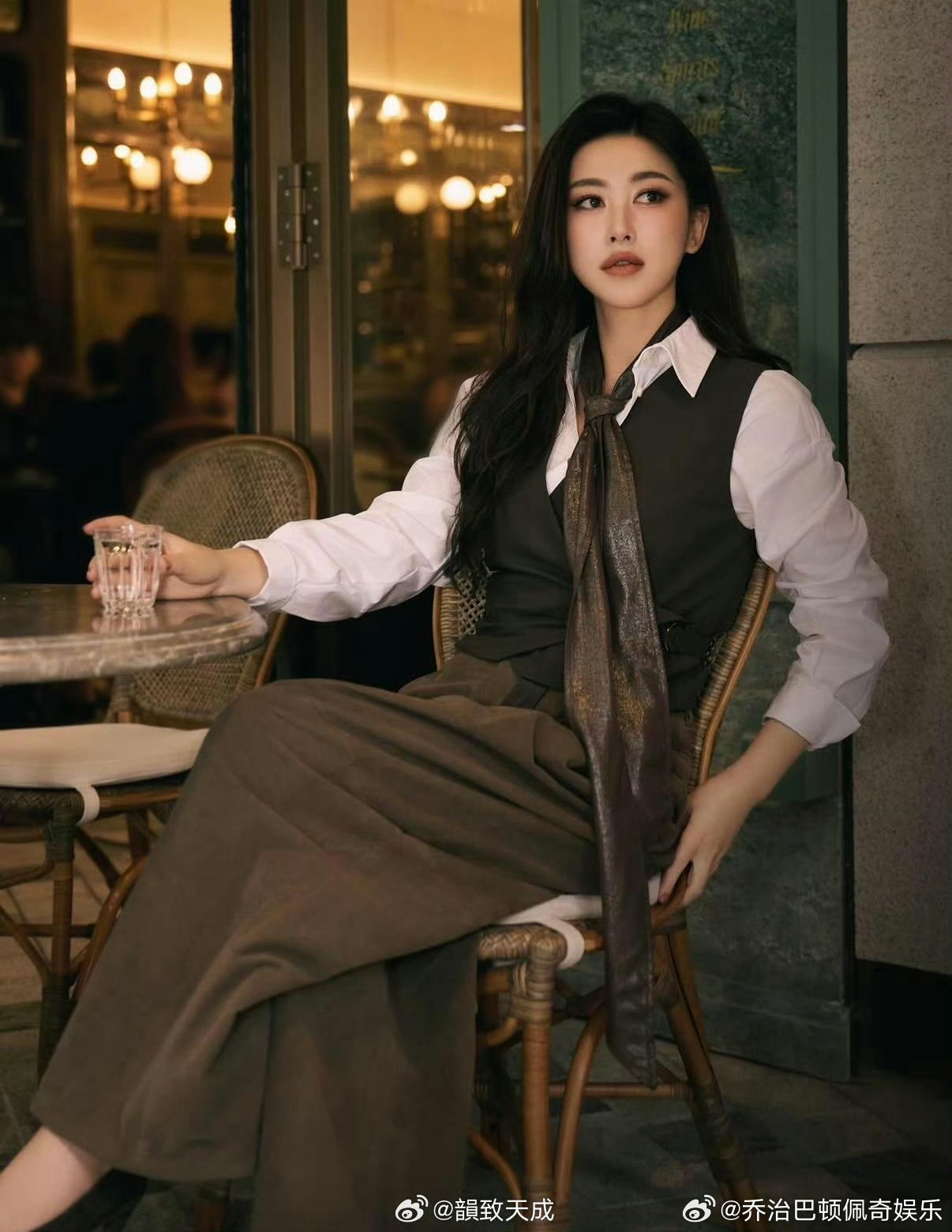 朱珠审美界最权威的母亲内娱少见不靠堆砌奢侈品出圈的辣妈，朱珠骨子里自带淡雅审美，