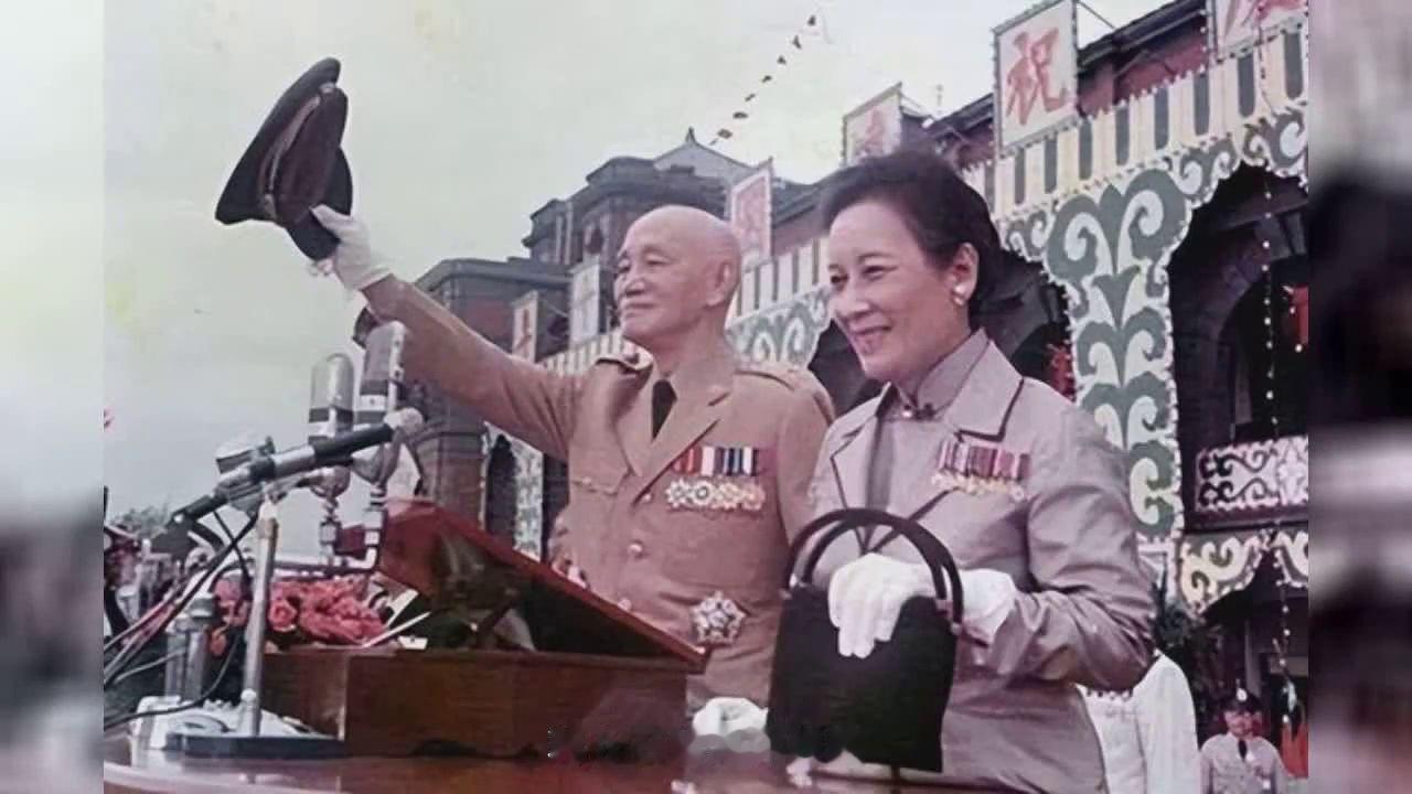 这才是宋美龄唯一的军装照，不是演员扮演的，货真价实的老照片。