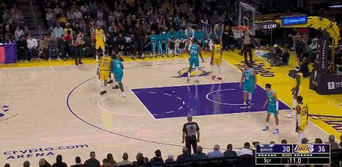 卢卡首节打满12分钟，19分2助攻。 黄蜂vs湖人