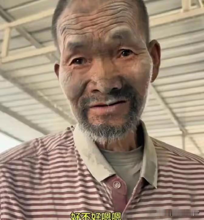这是一张令人泪目的照片！

直戳心窝子啊。

上官趁老板不在，问残障老人想回家吗