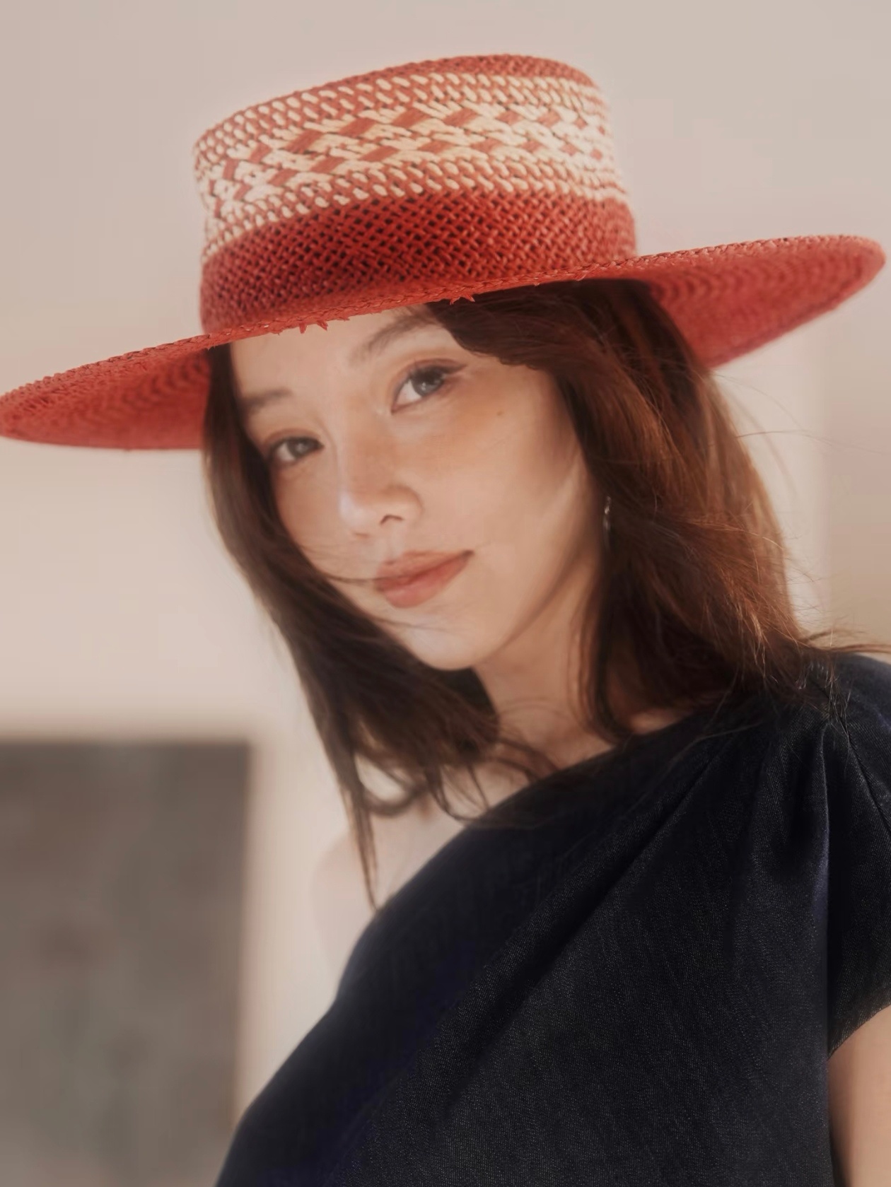 刷到了李小璐之前合作过的摄影师发的照片摄影师说：“一种感觉 只有特别的人有”lu