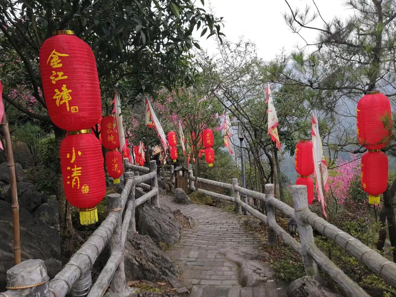 小路曲径通幽处
红色灯笼挺喜庆
漫步青石小路上
心情愉悦精神爽
红色灯笼 院子红