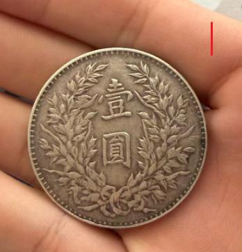 不同的金属配比光泽度不一样，呈现给我们的色泽感官体验也就完全不一样，这一点在银元