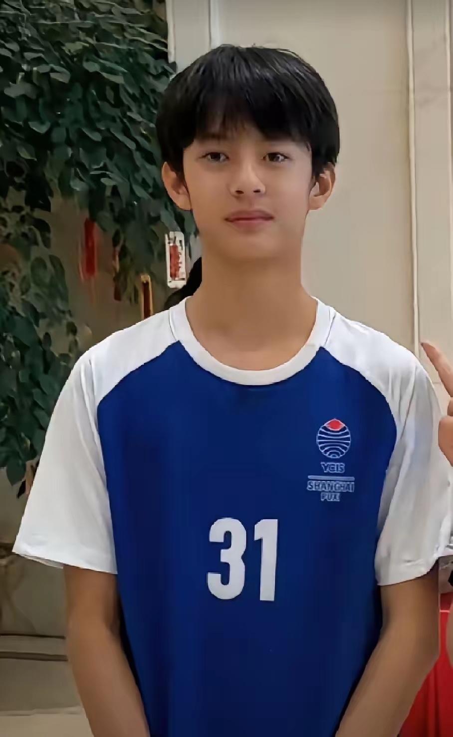 孙俪的儿子太帅了，长相特别像妈妈，小小年纪高大帅气。

邓超和孙俪都是娱乐圈明星
