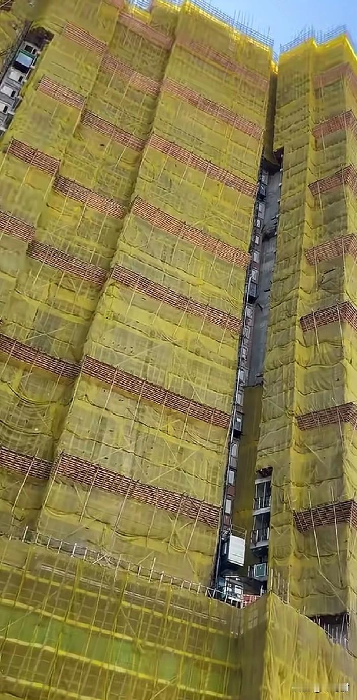 截止到11月27日，早上八时许，香港的大埔屋邨宏福苑火灾虽然得到了控制，但是屋内