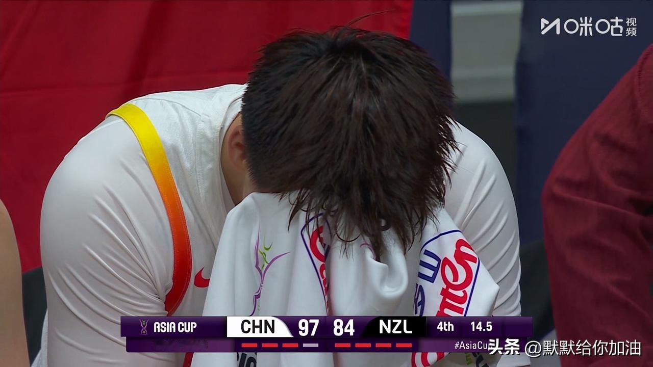 男篮进决赛：3 人“现场流泪”无法自已！

当赵睿投进超远 3 分奠定胜局，被换