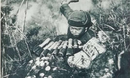1950年，志愿军战士潘天炎，因为肚子疼痛想要如厕，便去到了阵地周边解决生理需求