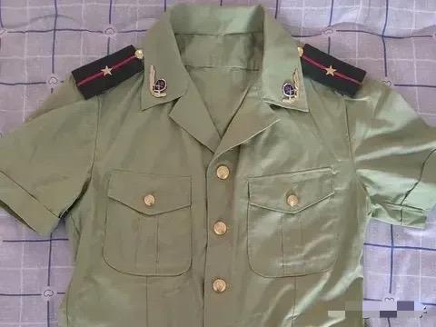 有谁知道这是哪个年代的军服，是什么级别的军衔