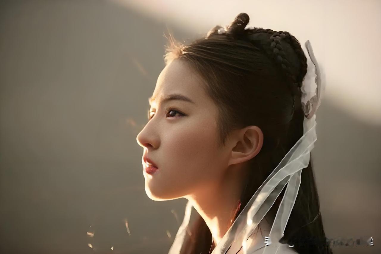 李莫愁永远无法做主角。前期的她确实值得同情。但是她后期杀无辜的人，所以最后死亡也