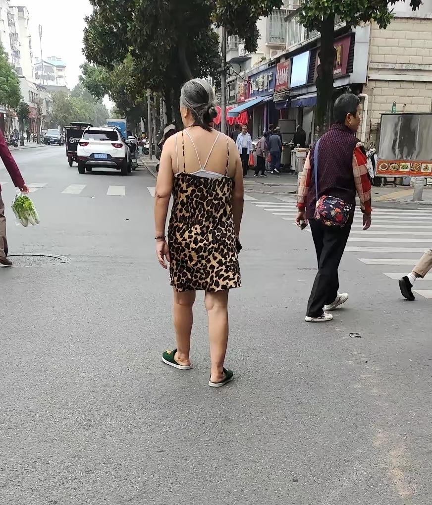 大妈的时尚咱不懂[捂脸]
这位阿姨豹纹吊带裙配拖鞋，
在街头走出了独一份的任性。