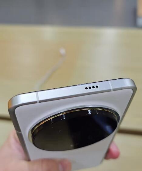 怪不得友商翻脸比翻书还快
xiaomi14Ultra发布会开完以后
我发现很多神