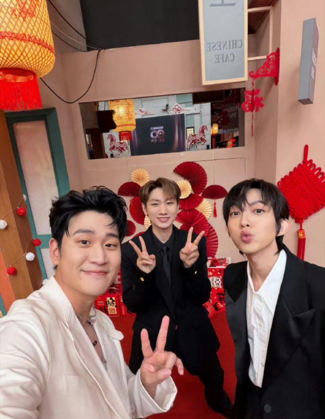 周兴哲晒汪苏泷林宥嘉合照，这是什么神仙同框？音乐才子们齐聚，画面太美