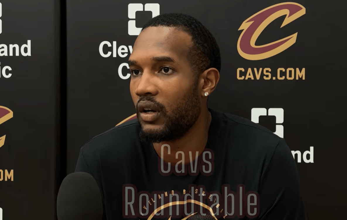 莫布利：我从小就看哈登打球，所以对他的很多习惯本来就有了解，但真正一起打球后会学