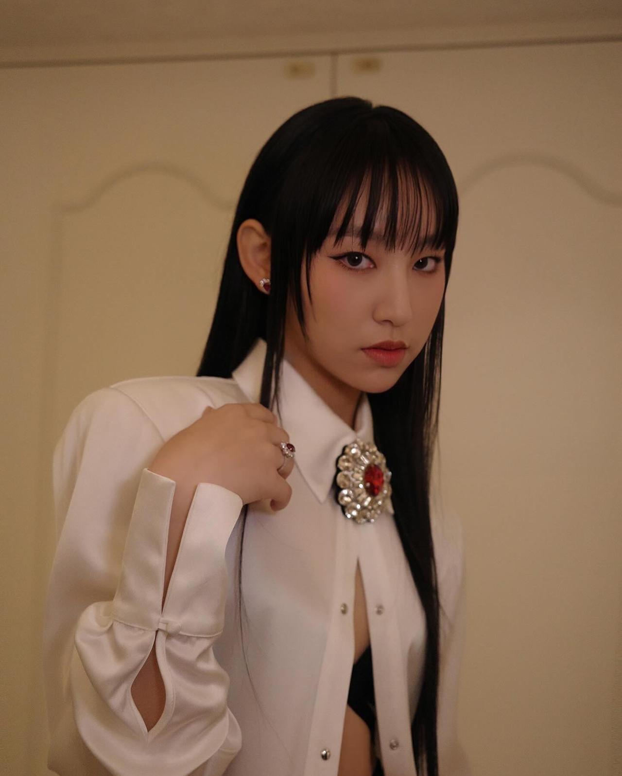 她是香港TVB一手捧红女歌手，但因为合约问题被TVB冷藏，都很长时间没有出来唱歌