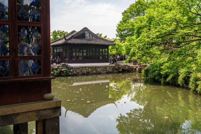 高温下是否外出旅游，得看情况。前几天去苏州拙政园，那叫一个遭罪，人多又热，孩子直