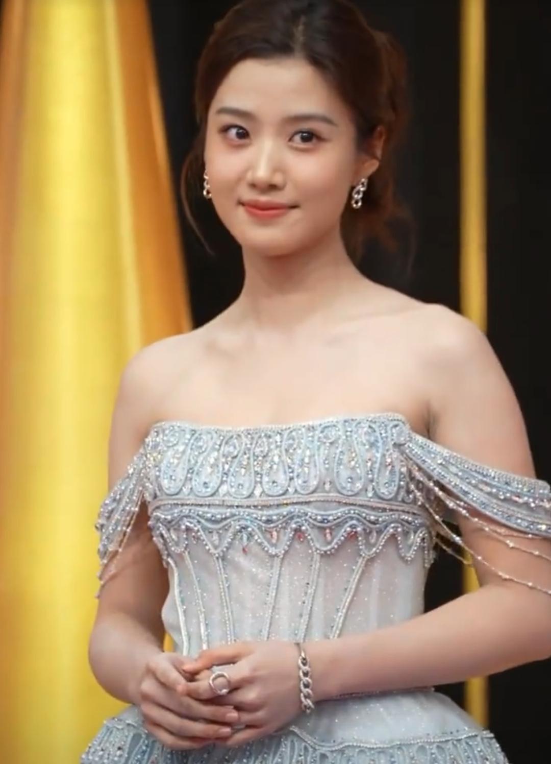 女明星卢昱晓参加活动走红毯照片曝光。
之前很多网友都吐槽她身子长得有点壮。
其实