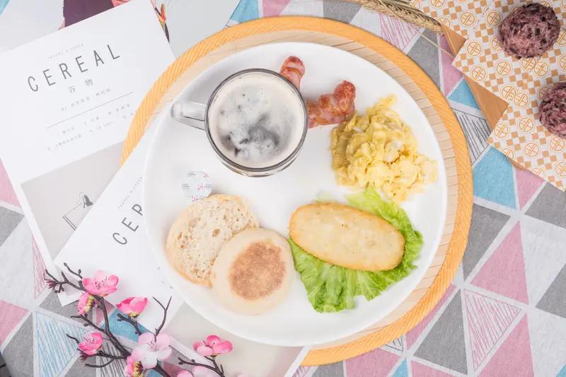 早晨5点起床，准备早餐，孩子6点起床

初高中不仅孩子累
家长也累

想着多吃点