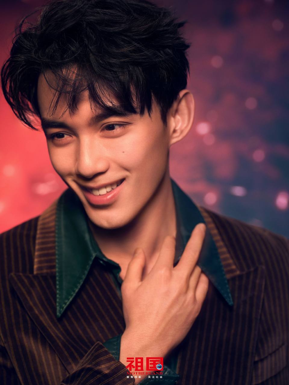 根正苗红 一身正气！青年演员吴磊登上国家级刊物《祖国》 封面，在红军长征胜利九十