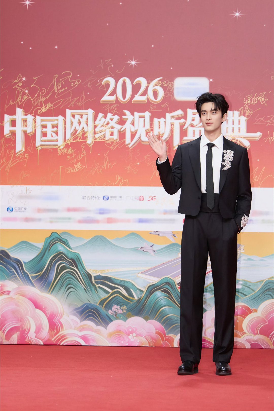 吴磊中国网络视听盛典出图，什么时候能不震惊这优越的身形太顶了 