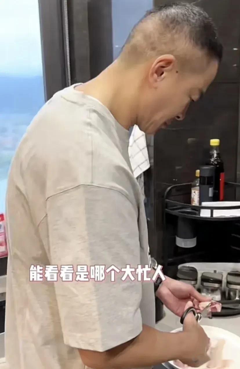 别看何润东是一个人高马大威风凛凛的肌肉男，但他却拥有非常细腻柔情的一面，在家里他