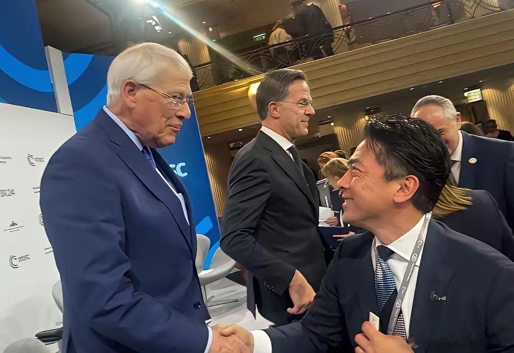 为什么日本人见到欧美人总是一脸的谄笑，跟亚洲人就没有？ 