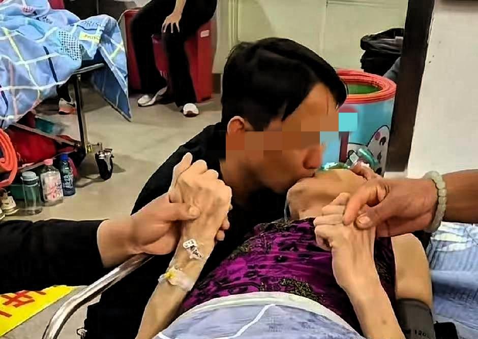 母亲病入膏肓儿子双膝跪地与母亲告别，母子即将天人永隔，但是因为母子亲吻嘴巴引起轩