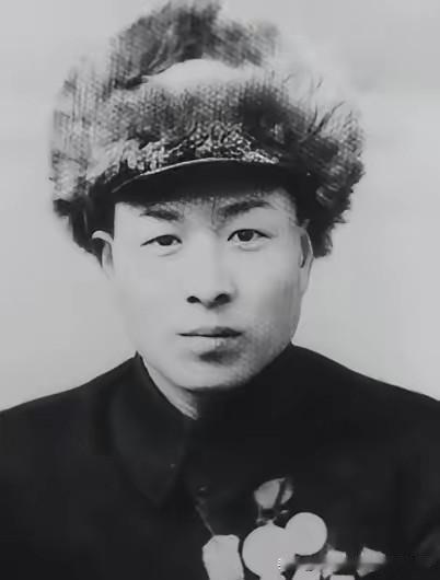 一个战士撞见八个鬼子在河边追一个抱娃的农村妇女，他枪里就三发子弹，他没躲，枪却对