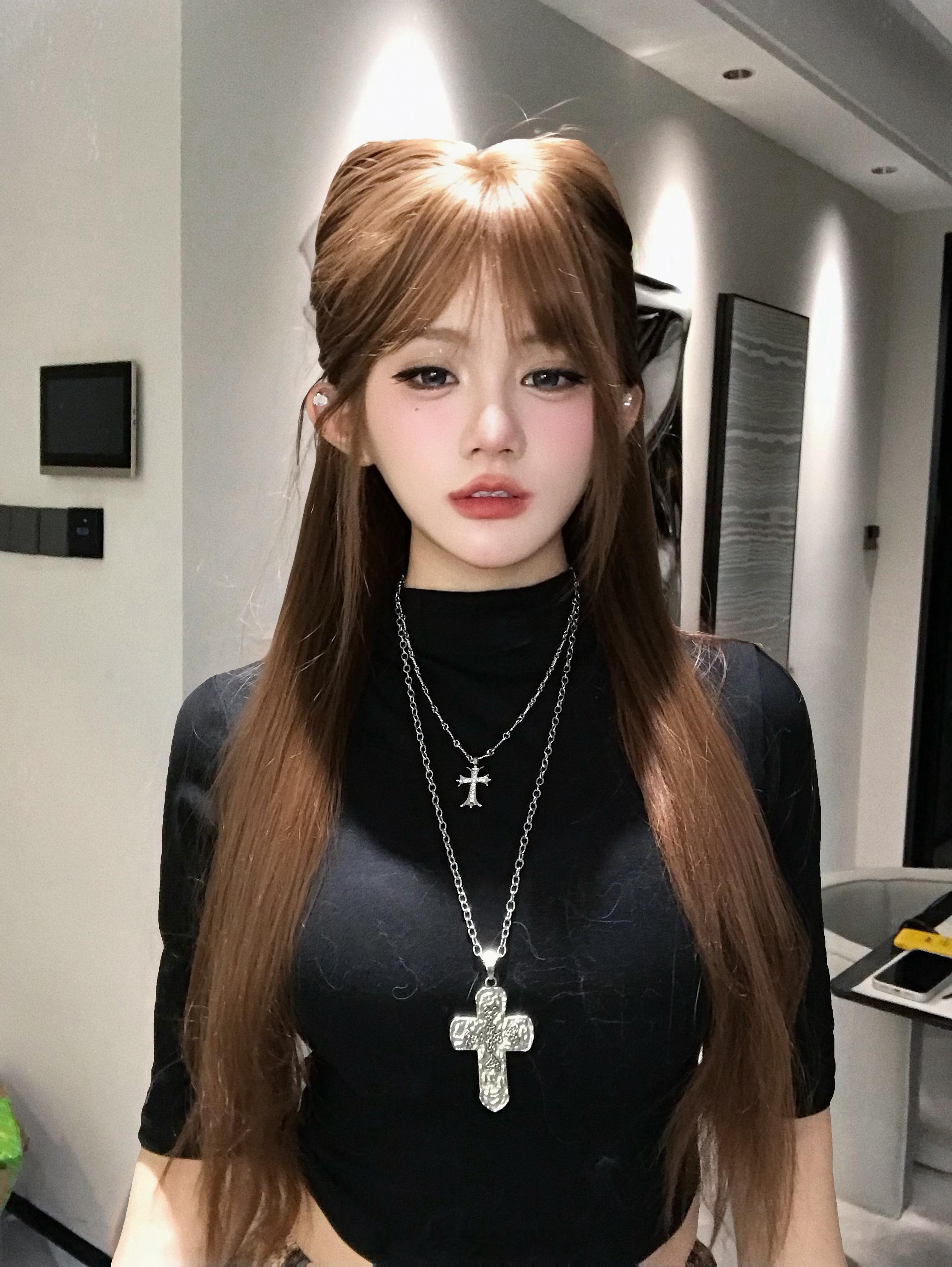 黑色高领女人最好的医美 