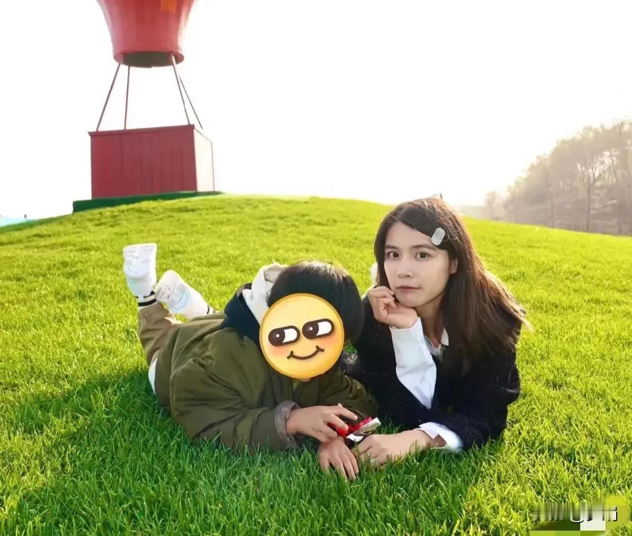 苏醒妻子廖语辰晒出和儿子合照，母子俩拍照好有范儿!她和苏醒一共有两个儿子，但是她